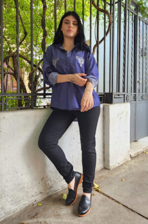 CAMISA DE JEANS CON TRANSFER